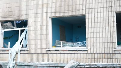 "У погріб побігла сонна". Очевидці обстрілу лікарні в Краснопіллі розповіли про наслідки атаки "У погріб побігла сонна". Очевидці обстрілу лікарні в Краснопіллі розповіли про наслідки атаки