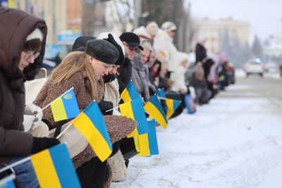 Провели "живим коридором": на Черкащині попрощалися із захисником Провели "живим коридором": на Черкащині попрощалися із захисником