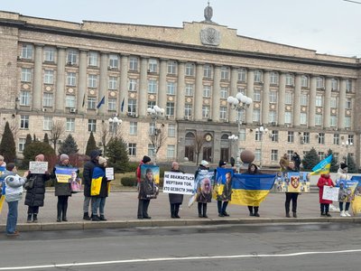 "Нас тримає віра, що кожен повернеться": у Черкасах відбулася акція на підтримку полонених "Нас тримає віра, що кожен повернеться": у Черкасах відбулася акція на підтримку полонених