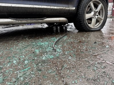 Російські війська вдарили поблизу ТРЦ у Сумах, пошкоджені припарковані автівки Російські війська вдарили поблизу ТРЦ у Сумах, пошкоджені припарковані автівки
