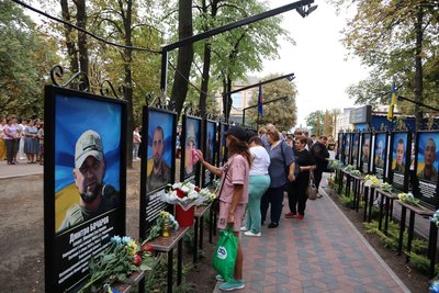 У Новоукраїнці на Кіровоградщині понівечили Алею Памʼяті Героїв У Новоукраїнці на Кіровоградщині понівечили Алею Памʼяті Героїв