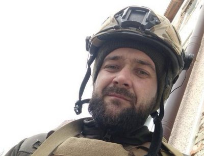 Матері загиблого оборонця Романа Ільчука із Вінниччини передали посмертну нагороду сина Матері загиблого оборонця Романа Ільчука із Вінниччини передали посмертну нагороду сина