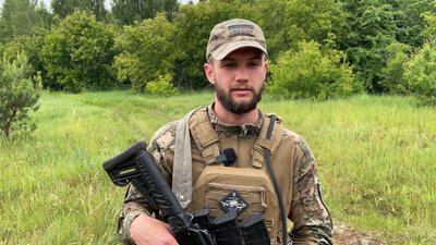 "Поки в повітрі ми перемагаємо": як на Авдіївському напрямку працює екіпаж БпЛА з Прилук "Поки в повітрі ми перемагаємо": як на Авдіївському напрямку працює екіпаж БпЛА з Прилук