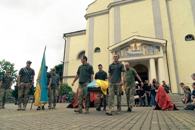 У Мукачеві попрощалися з полеглим захисником Максимом Обривком У Мукачеві попрощалися з полеглим захисником Максимом Обривком