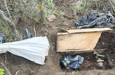 Місце, де підозрюваний ховав боєприпаси Місце, де підозрюваний ховав боєприпаси