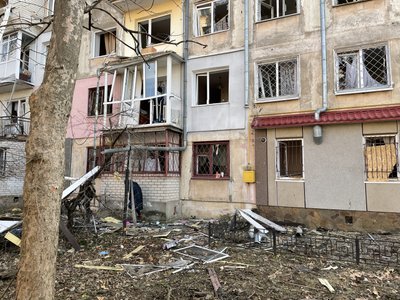 Окупанти обстріляли ракетами Херсон: у дворі багатоповерхівки утворилась вирва