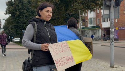 "Зупинись о дев’ятій". У Глухові дружини загиблих бійців закликають долучатися до хвилини мовчання "Зупинись о дев’ятій". У Глухові дружини загиблих бійців закликають долучатися до хвилини мовчання