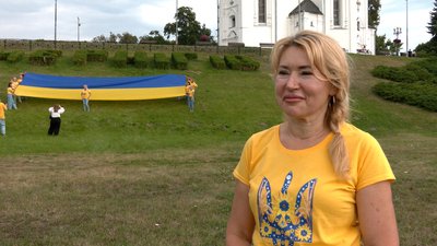 У Чернігові до Дня прапора розгорнули 10-метровий синьо-жовтий стяг, який створили в школі №25 У Чернігові до Дня прапора розгорнули 10-метровий синьо-жовтий стяг, який створили в школі №25
