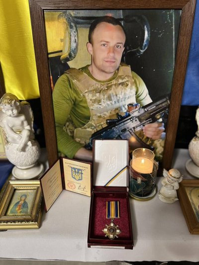 На Одещині батькам військовослужбовця Сергія Петренка вручили його посмертну нагороду На Одещині батькам військовослужбовця Сергія Петренка вручили його посмертну нагороду