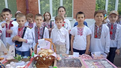 На Житомирщині у День вишиванки діти влаштували благодійний ярмарок, щоб зібрати гроші для ЗСУ