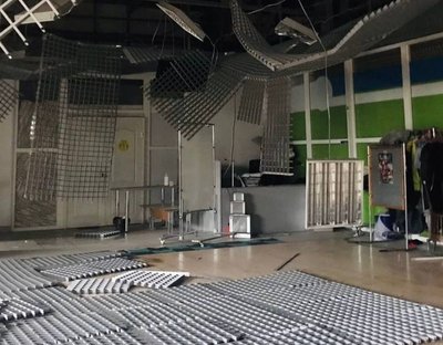 Пошкоджена тренувальна зала для заняття балетом Пошкоджена тренувальна зала для заняття балетом