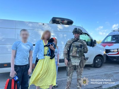 "Білі янголи" евакуювали з Нікополя на Дніпропетровщині двох дітей та їхнього кота "Білі янголи" евакуювали з Нікополя на Дніпропетровщині двох дітей та їхнього кота