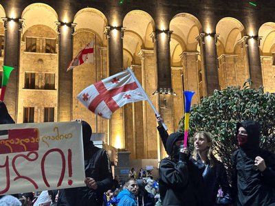 У Грузії знову масштабний протест: мітингарі заблокували рух біля парламенту У Грузії знову масштабний протест: мітингарі заблокували рух біля парламенту
