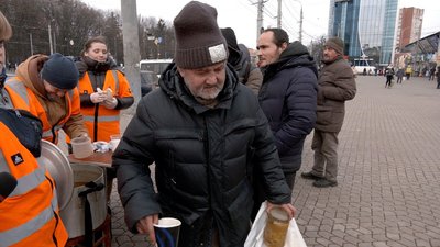 "Слава Богу, що є люди, які нам допомагають": у Вінниці роздають безплатні гарячі обіди "Слава Богу, що є люди, які нам допомагають": у Вінниці роздають безплатні гарячі обіди