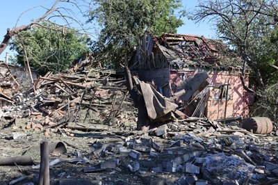 Зруйнований внаслідок російського авіаудару будинок у Дергачах Зруйнований внаслідок російського авіаудару будинок у Дергачах