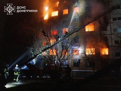 У Краматорську врятували п'ятьох людей із багатоповерхівки, яка загорілася через атаку армії РФ У Краматорську врятували п'ятьох людей із багатоповерхівки, яка загорілася через атаку армії РФ
