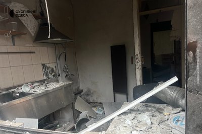 Вибило вікна, згорнулися в гармошку двері: фото наслідків нічної атаки БпЛА на Одесу Вибило вікна, згорнулися в гармошку двері: фото наслідків нічної атаки БпЛА на Одесу