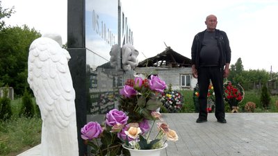 Валерій Козир на меморіалі пам'яті жертв російського удару по Грозі