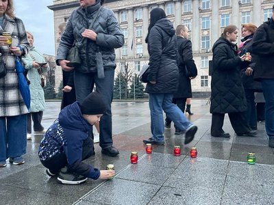 Свічки як символ пам'яті: у Черкасах вшанували жертв Голодоморів Свічки як символ пам'яті: у Черкасах вшанували жертв Голодоморів