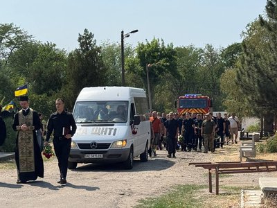 У Марганці попрощалися із загиблим внаслідок обстрілу РФ рятувальником Данилом Хижняком У Марганці попрощалися із загиблим внаслідок обстрілу РФ рятувальником Данилом Хижняком