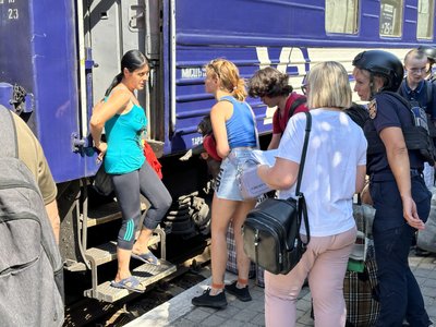 Евакуаційний потяг примусова евакуація родин діти евакуаційний потяг Покровськ Покровська громада Донецька область 19 серпня 2024 рік Евакуаційний потяг примусова евакуація родин діти евакуаційний потяг Покровськ Покровська громада Донецька область 19 серпня 2024 рік