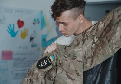 Чоловік тримає свій бушлат Чоловік тримає свій бушлат