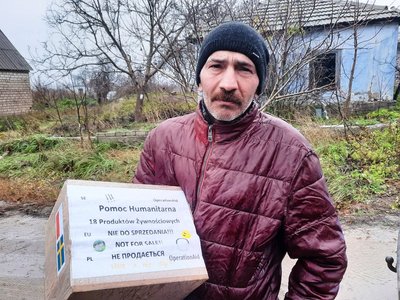 Акторка серіалу "Вікінги" разом з волонтерами доставила допомогу на Миколаївщину Акторка серіалу "Вікінги" разом з волонтерами доставила допомогу на Миколаївщину