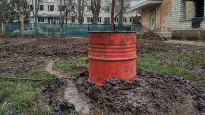 "Катастрофічно не вистачає працівників". Кропивницькою вулицею понад місяць тече вода "Катастрофічно не вистачає працівників". Кропивницькою вулицею понад місяць тече вода