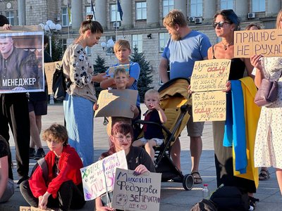 «Слухати народ — це не слабкість»: у Черкасах містяни вийшли на акцію на підтримку Федорова