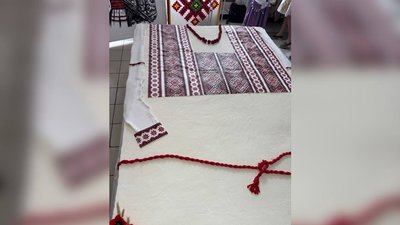 Торт у формі вишитої сорочки, який зробили до Дня вишиванки на Буковині Торт у формі вишитої сорочки, який зробили до Дня вишиванки на Буковині