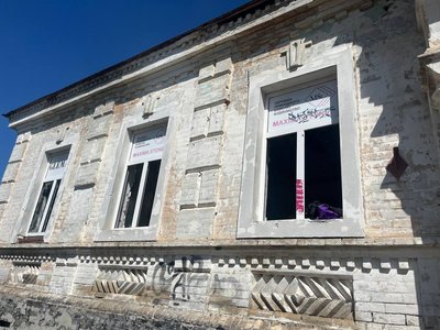 "Людям не байдуже": у Черкасах містяни зібрались на прибирання пам'ятки архітектури "Людям не байдуже": у Черкасах містяни зібрались на прибирання пам'ятки архітектури