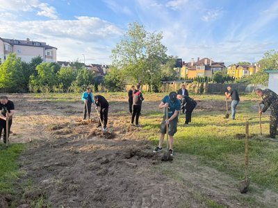"Сад підтримки 2.0": у Вінниці висадили майже 250 дерев і зібрали кошти для авіаційного підрозділу "Сад підтримки 2.0": у Вінниці висадили майже 250 дерев і зібрали кошти для авіаційного підрозділу