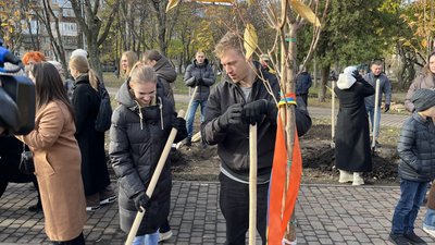 У Києві висадили сакури на підтримку жінок, які постраждали від насильства У Києві висадили сакури на підтримку жінок, які постраждали від насильства