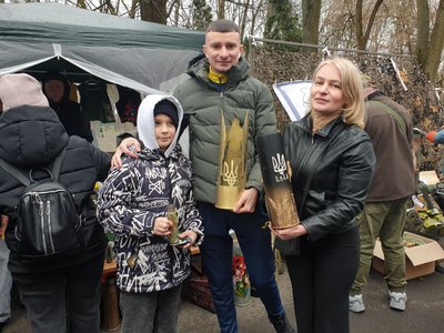 Марини Голуб створила сувеніри з гільз, Юрій Шалес їх придбав