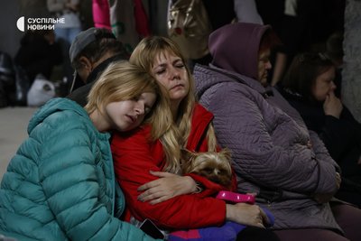Люди з тваринами в укритті у Соломʼянському районі під час одного з масованих обстрілів Києва 17 червня 2025 року Люди з тваринами в укритті у Соломʼянському районі під час одного з масованих обстрілів Києва 17 червня 2025 року