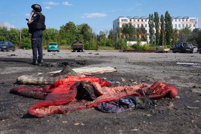 Поліцейська працює на місці удару КАБ у Шевченківському районі Харкова Поліцейська працює на місці удару КАБ у Шевченківському районі Харкова
