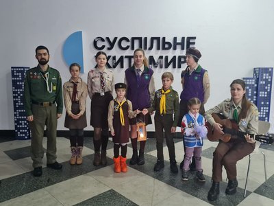 Житомирські пластуни передали Вифлеємський вогонь миру Суспільному Житомирські пластуни передали Вифлеємський вогонь миру Суспільному