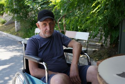 Возить у кріслі колісному і в усьому допомагає. Як у шелтері Дніпра подружилися переселенці з Донеччини Возить у кріслі колісному і в усьому допомагає. Як у шелтері Дніпра подружилися переселенці з Донеччини