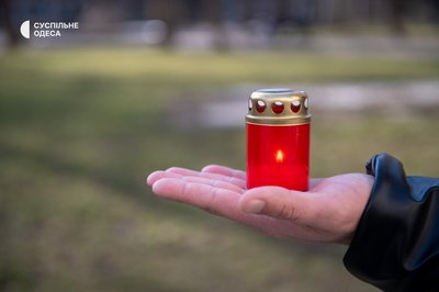В Одесі вшанували пам’ять загиблих під час бомбардування Драмтеатру в Маріуполі В Одесі вшанували пам’ять загиблих під час бомбардування Драмтеатру в Маріуполі