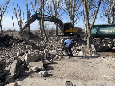 Робітники демонтують зруйновану промислову будівлю у Миколаєві Робітники демонтують зруйновану промислову будівлю у Миколаєві