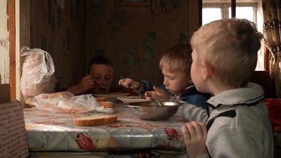 Сім’я Савчуків, обід Сім’я Савчуків, обід