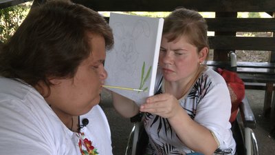 «Хочу підтримати солдатів»: на Чернігівщині жінка зубами вишиває картини і віддає їх за донати на ЗСУ «Хочу підтримати солдатів»: на Чернігівщині жінка зубами вишиває картини і віддає їх за донати на ЗСУ