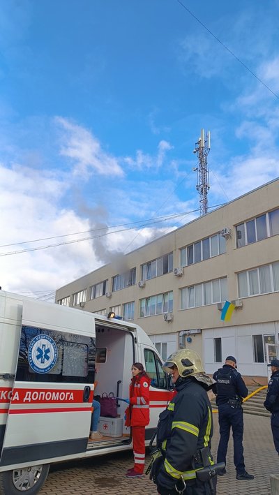 Вибух, офіс, Івано-Франківськ, вулиця Богдана Хмельницького, медики, "швидка", рятувальники, пожежники, поліція Вибух, офіс, Івано-Франківськ, вулиця Богдана Хмельницького, медики, "швидка", рятувальники, пожежники, поліція