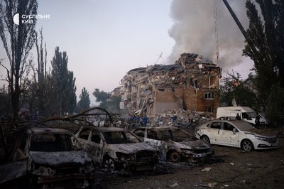 Нічна атака РФ на Київ: є загиблі і поранені, пожежі у кількох районах Нічна атака РФ на Київ: є загиблі і поранені, пожежі у кількох районах