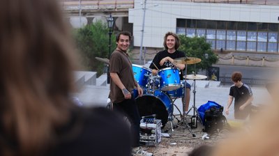 Як вуличний барабанщик без освіти і грошей створює в Одесі музику, спільноту і артпростір Як вуличний барабанщик без освіти і грошей створює в Одесі музику, спільноту і артпростір