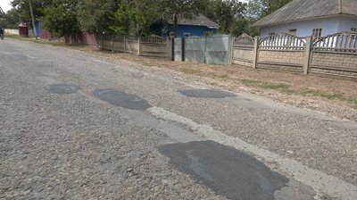 Частина дороги у селі Котелеве, де провели ямковий ремонт Частина дороги у селі Котелеве, де провели ямковий ремонт