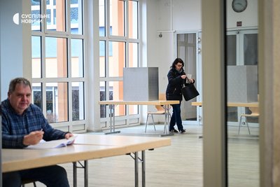 Люди голосують на виборах до Бундестагу в місцевій школі у Прюмі 23 лютого 2025 року Люди голосують на виборах до Бундестагу в місцевій школі у Прюмі 23 лютого 2025 року