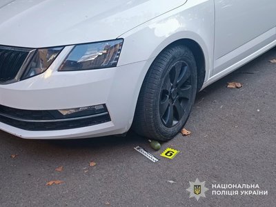 У Мукачеві жінка знайшла під своїм автомобілем тренувальну гранату У Мукачеві жінка знайшла під своїм автомобілем тренувальну гранату