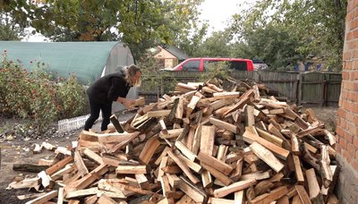 "Вперше топитимемо піч": переселенці на Черкащині отримали дрова "Вперше топитимемо піч": переселенці на Черкащині отримали дрова