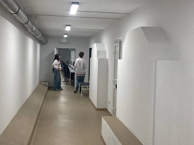 Коридор в освітньому просторі для дітей в Ізюмі Коридор в освітньому просторі для дітей в Ізюмі